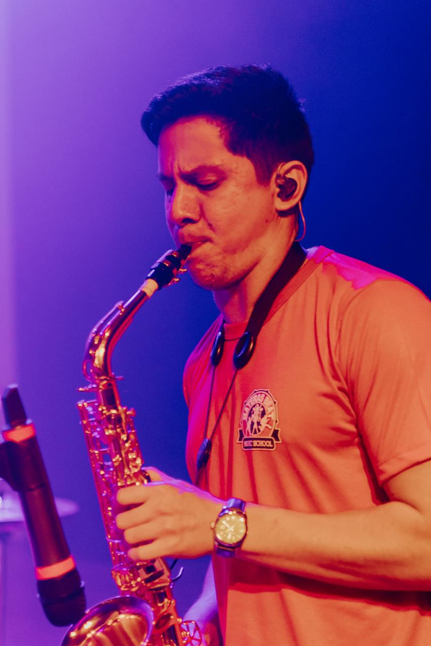 Asiel - Saxofonista profissional tocando em evento